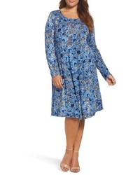 blaues bedrucktes schwingendes Kleid
