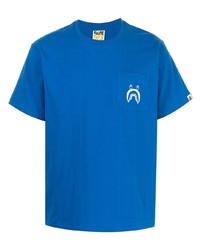 blaues bedrucktes T-Shirt mit einem Rundhalsausschnitt von A Bathing Ape