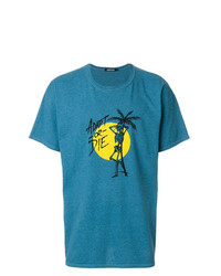 blaues bedrucktes T-Shirt mit einem Rundhalsausschnitt von Adaptation