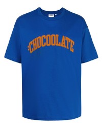 blaues bedrucktes T-Shirt mit einem Rundhalsausschnitt von Chocoolate