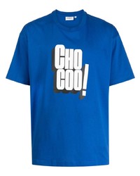 blaues bedrucktes T-Shirt mit einem Rundhalsausschnitt von Chocoolate