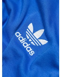 blaues bedrucktes T-Shirt mit einem Rundhalsausschnitt von adidas