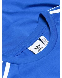 blaues bedrucktes T-Shirt mit einem Rundhalsausschnitt von adidas