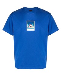 blaues bedrucktes T-Shirt mit einem Rundhalsausschnitt von Clot