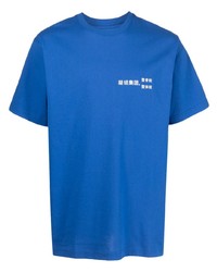 blaues bedrucktes T-Shirt mit einem Rundhalsausschnitt von Clot