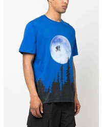 blaues bedrucktes T-Shirt mit einem Rundhalsausschnitt von Throwback.