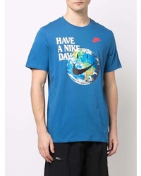 blaues bedrucktes T-Shirt mit einem Rundhalsausschnitt von Nike