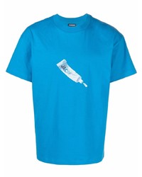 blaues bedrucktes T-Shirt mit einem Rundhalsausschnitt von Jacquemus