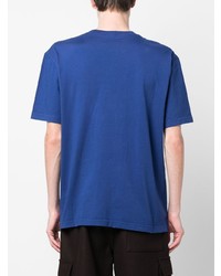 blaues bedrucktes T-Shirt mit einem Rundhalsausschnitt von Champion