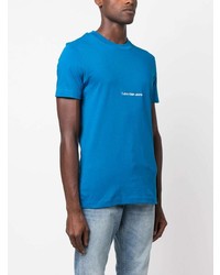 blaues bedrucktes T-Shirt mit einem Rundhalsausschnitt von Calvin Klein Jeans