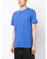 blaues bedrucktes T-Shirt mit einem Rundhalsausschnitt von Moschino