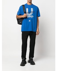 blaues bedrucktes T-Shirt mit einem Rundhalsausschnitt von Undercover