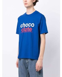 blaues bedrucktes T-Shirt mit einem Rundhalsausschnitt von Chocoolate