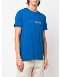 blaues bedrucktes T-Shirt mit einem Rundhalsausschnitt von Tommy Hilfiger