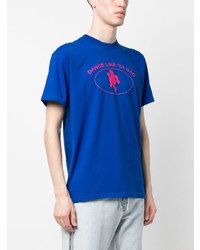 blaues bedrucktes T-Shirt mit einem Rundhalsausschnitt von The Salvages