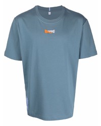 blaues bedrucktes T-Shirt mit einem Rundhalsausschnitt von McQ