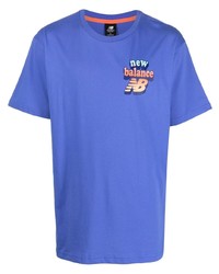 blaues bedrucktes T-Shirt mit einem Rundhalsausschnitt von New Balance