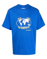 blaues bedrucktes T-Shirt mit einem Rundhalsausschnitt von Nike