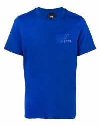 blaues bedrucktes T-Shirt mit einem Rundhalsausschnitt von Omc