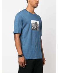 blaues bedrucktes T-Shirt mit einem Rundhalsausschnitt von Limitato