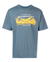 blaues bedrucktes T-Shirt mit einem Rundhalsausschnitt von Reese Cooper® 