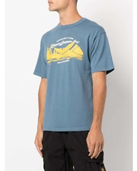 blaues bedrucktes T-Shirt mit einem Rundhalsausschnitt von Reese Cooper® 