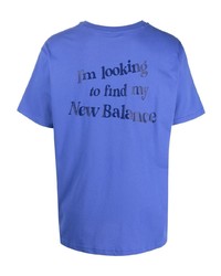 blaues bedrucktes T-Shirt mit einem Rundhalsausschnitt von New Balance