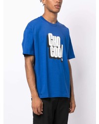 blaues bedrucktes T-Shirt mit einem Rundhalsausschnitt von Chocoolate