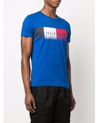 blaues bedrucktes T-Shirt mit einem Rundhalsausschnitt von Tommy Hilfiger