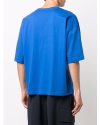 blaues bedrucktes T-Shirt mit einem Rundhalsausschnitt von MACKINTOSH