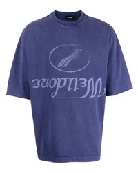 blaues bedrucktes T-Shirt mit einem Rundhalsausschnitt von We11done