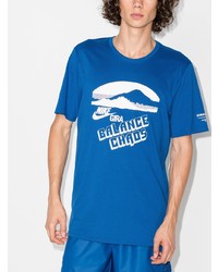 blaues bedrucktes T-Shirt mit einem Rundhalsausschnitt von Nike