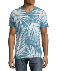 blaues bedrucktes T-Shirt mit einem V-Ausschnitt
