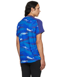 blaues bedrucktes T-Shirt mit einem V-Ausschnitt von Asics