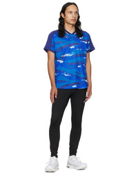 blaues bedrucktes T-Shirt mit einem V-Ausschnitt von Asics