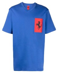 blaues bedrucktes T-Shirt mit einem V-Ausschnitt von Ferrari