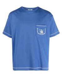blaues besticktes T-Shirt mit einem Rundhalsausschnitt von Bode