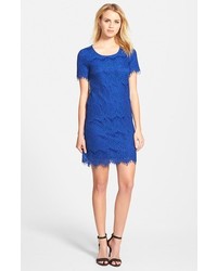 blaues gerade geschnittenes Kleid aus Spitze