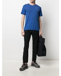 blaues horizontal gestreiftes T-Shirt mit einem Rundhalsausschnitt von Nike