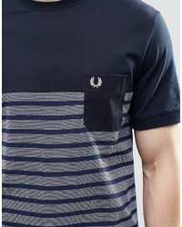 blaues horizontal gestreiftes T-Shirt mit einem Rundhalsausschnitt von Fred Perry