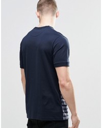 blaues horizontal gestreiftes T-Shirt mit einem Rundhalsausschnitt von Fred Perry