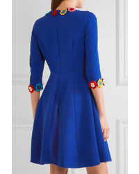 blaues Kleid mit Blumenmuster von Mary Katrantzou