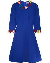 blaues Kleid mit Blumenmuster von Mary Katrantzou