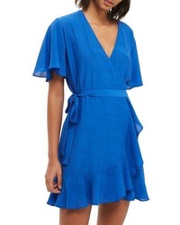 blaues Kleid mit Rüschen