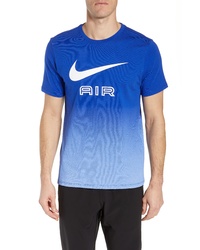 blaues T-Shirt mit einem Rundhalsausschnitt mit Farbverlauf