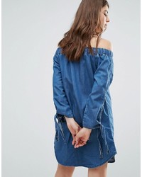 blaues schulterfreies Kleid aus Jeans