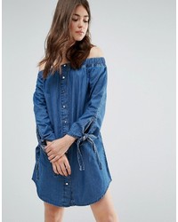 blaues schulterfreies Kleid aus Jeans