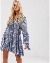 blaues schwingendes Kleid mit Paisley-Muster