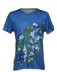 blaues T-shirt mit Blumenmuster