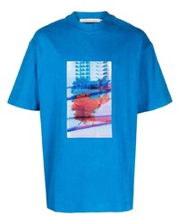 blaues T-Shirt mit einem Rundhalsausschnitt mit Blumenmuster von Calvin Klein Jeans